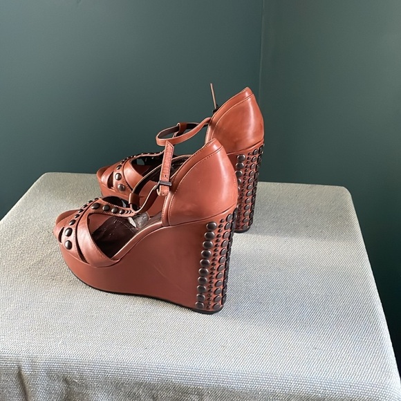 Chic Brown Wedge Sandals with studs  9b - Picture 5 of 12